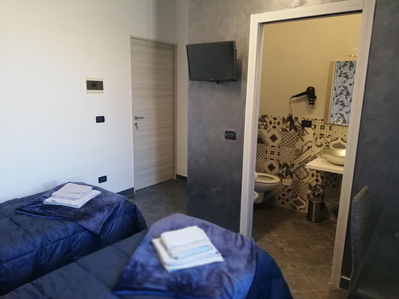 Camera Superga
Singola con bagno privato € 35
Doppia con bagno privato € 45
2.30 € tasse di soggiorno
Colazione inclusa