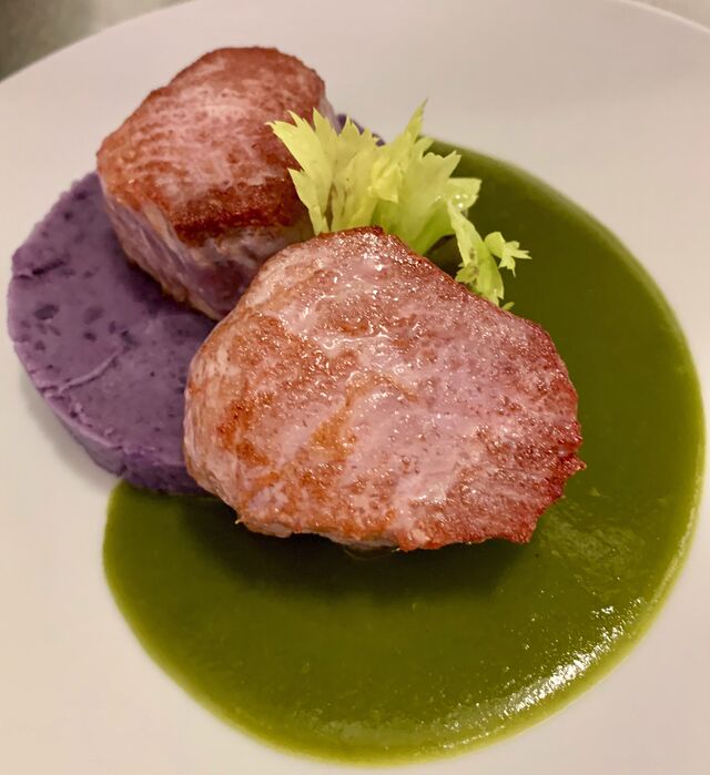 Longe de thon sur écrasée de vitelottes, sauce basilic poivrons verts 