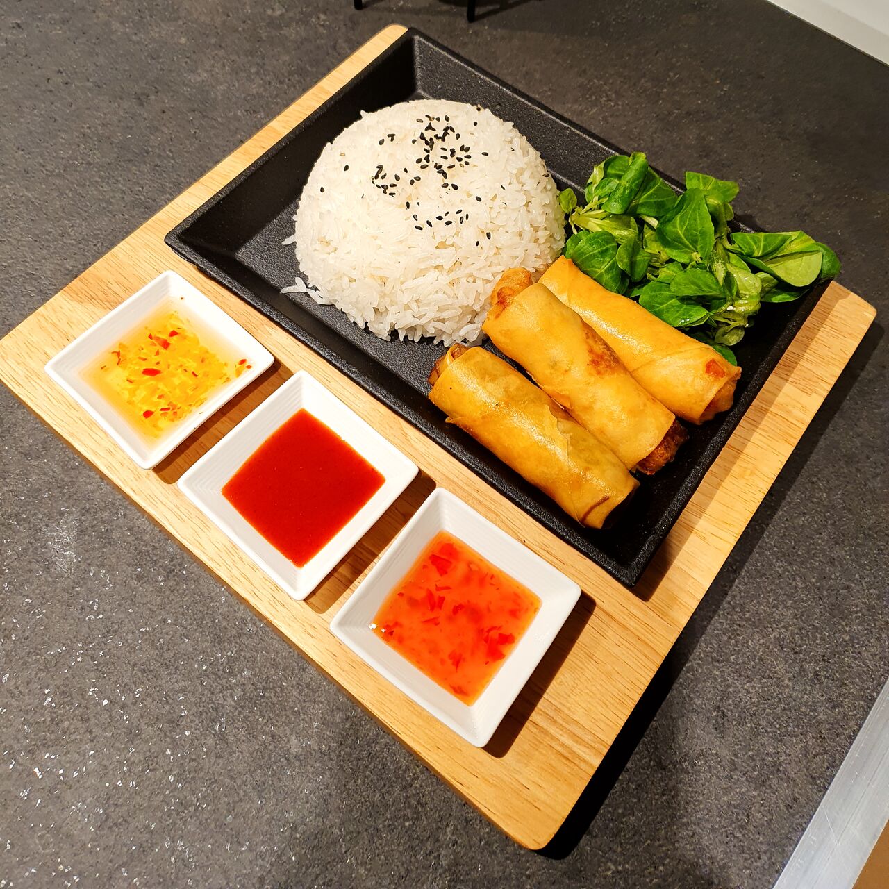 Nems gambas accompagné riz thai avec nos délicieuses sauces 