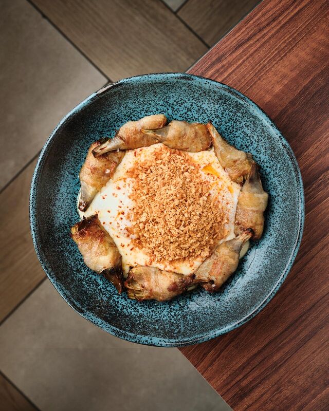 Alcachofas con papada ibérica y huevo poché