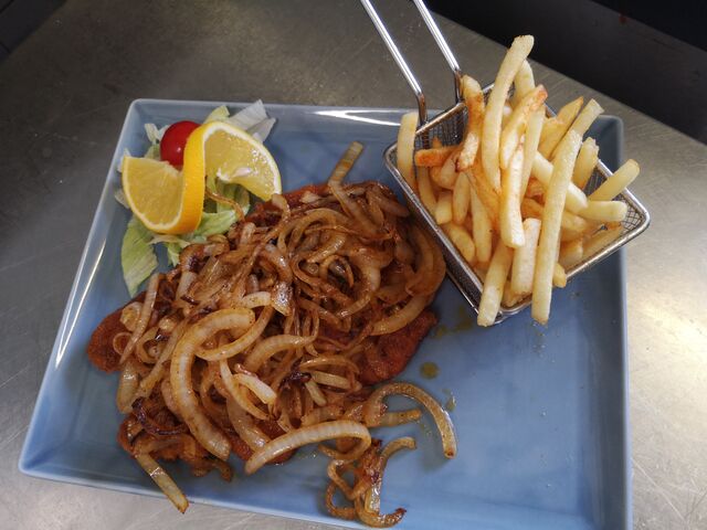 Zwiebelschnitzel mit Pommes Frites