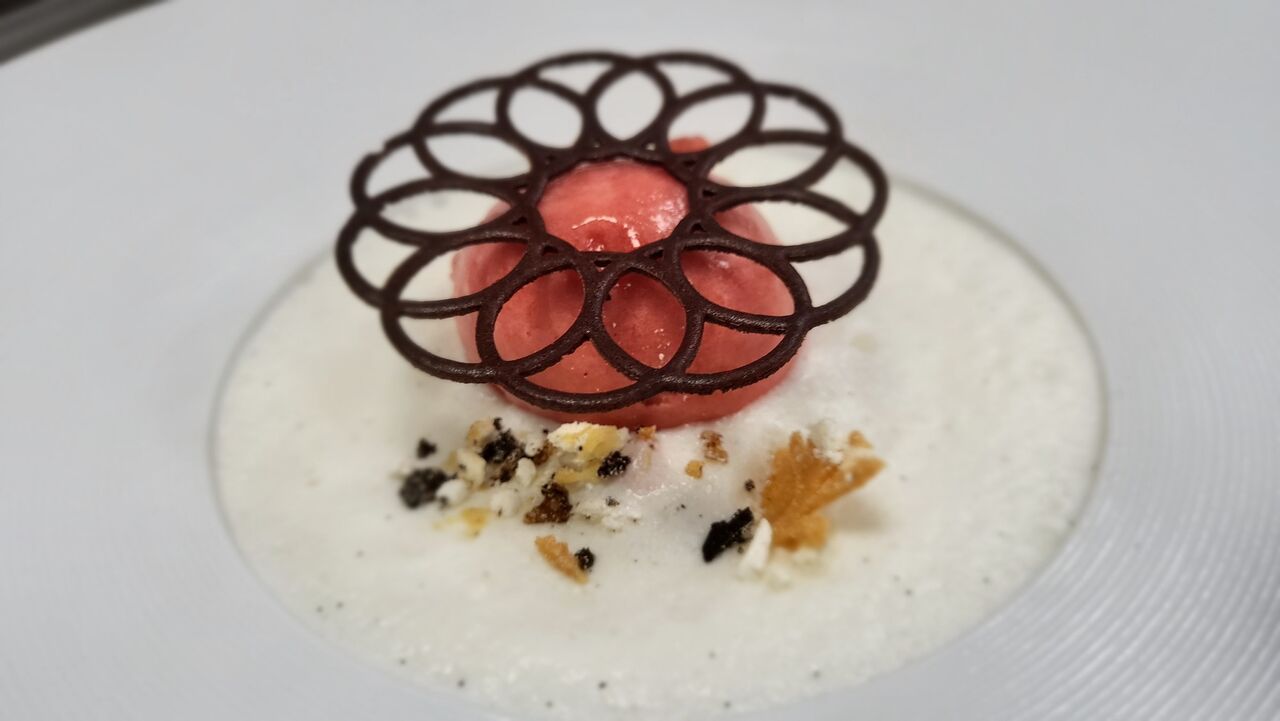 Fantaisie aux fraises, meringue, sorbet fraise, émulsion légère