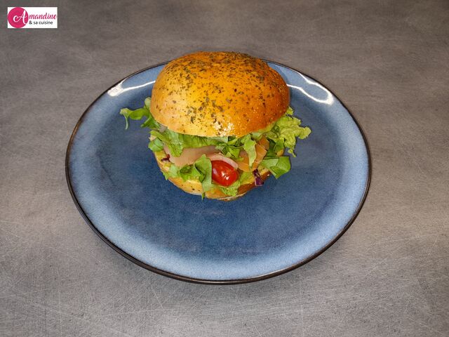 SandBurg au pain à burger brioché au citron et ail des ours, guacamole, saumon fumé, crudités