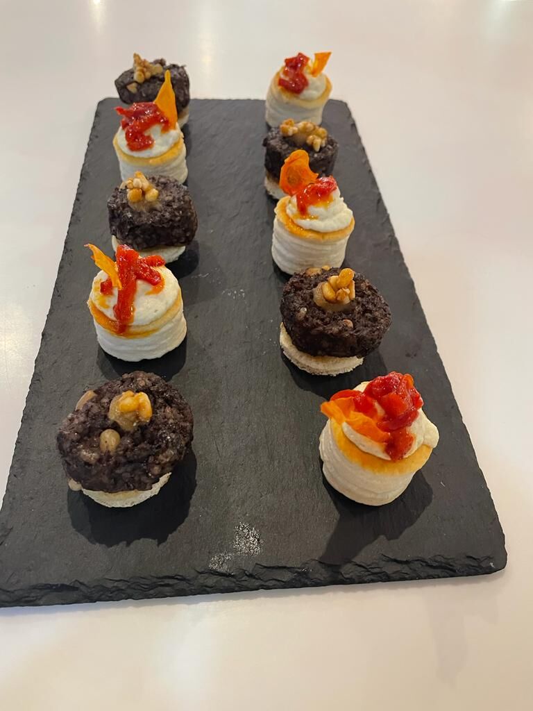 Canapés de Volavant de brandada de Bacalao con pimientos caramelizados, canapé de morcilla con compota de manzana y piñones