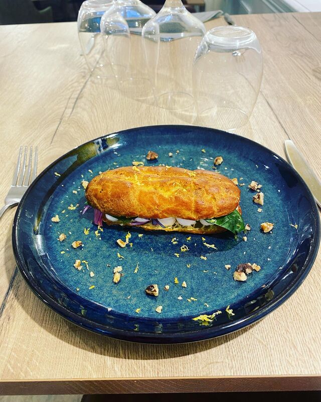 Éclair salée avec sa crème chèvre et ses légumes croquant 