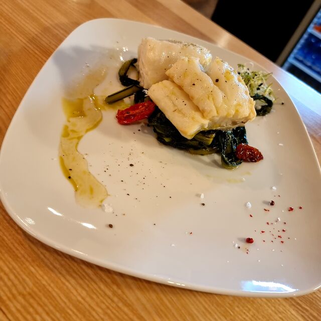 Baccalà cotto a bassa temperatura con catalonia e pomodorini confit