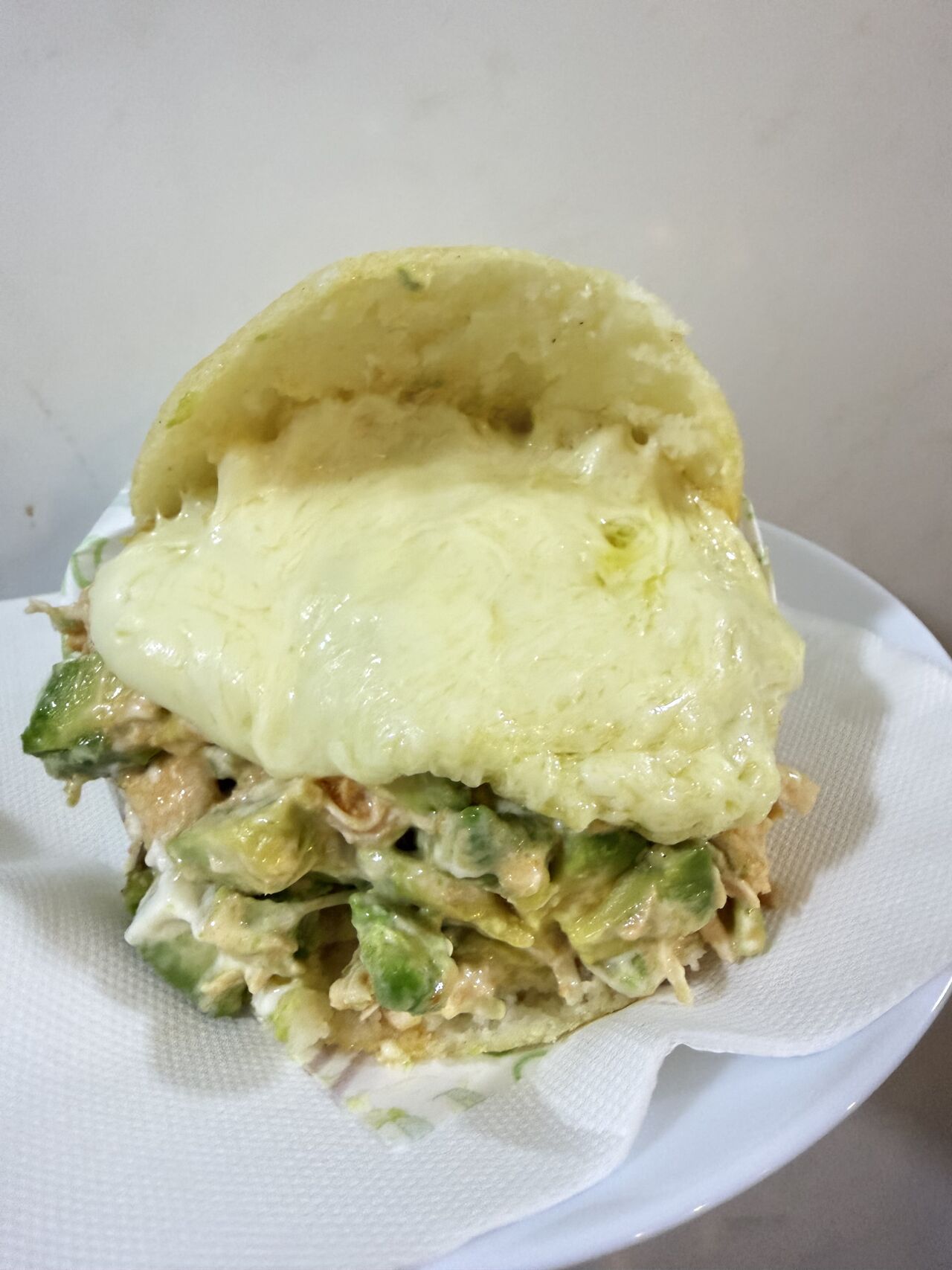 Arepa reina pepiada y queso 