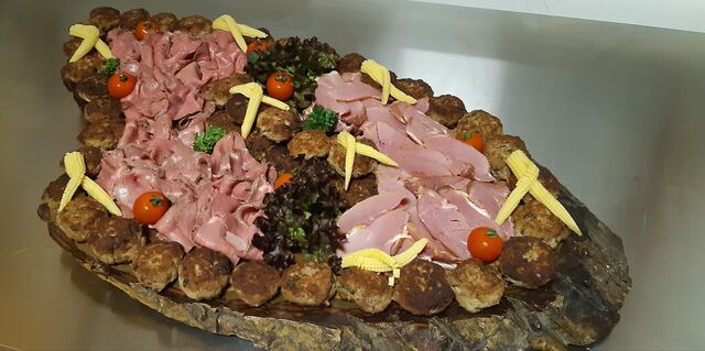 Kalte Platte bestehend aus Mini Fleischküchle, rosa gebratenes Roastbeef & heiß geräuchertem Schweinefilet