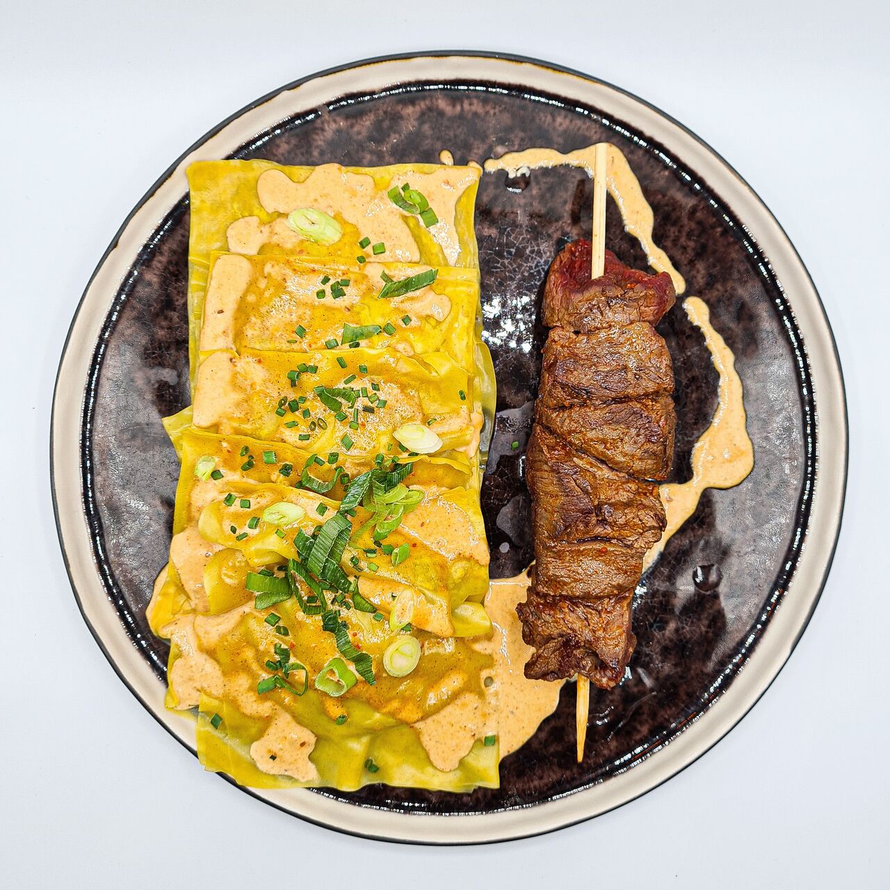 Brochette de bœuf mariné et ravioles de légumes maison 