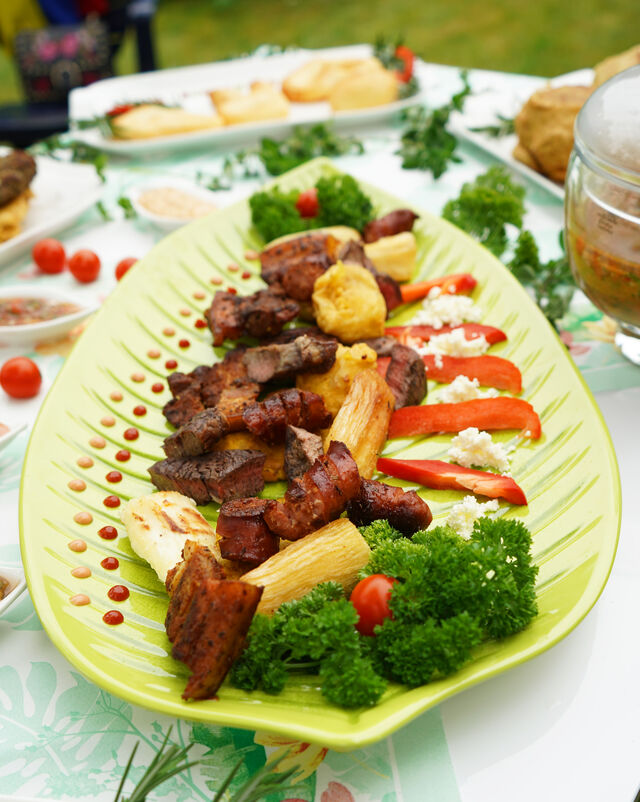 Picada. Mix-Teller/Box. / 7€
Gebratene Maniok, kochbanane, bauchspeck, fleisch, wurst und Pommes.