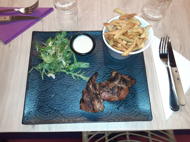 Pluma de Porc, Frites Fraîches et Sauce Bleu d'Auvergne