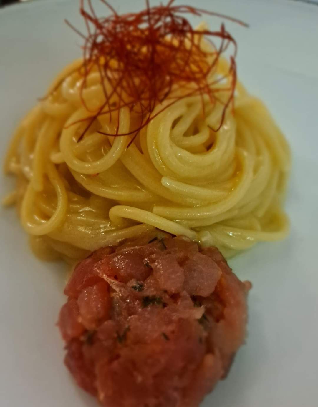 Spaghettoni artigianali di grani antichi aglio olio e peperoncino con crudaiola di tonno
