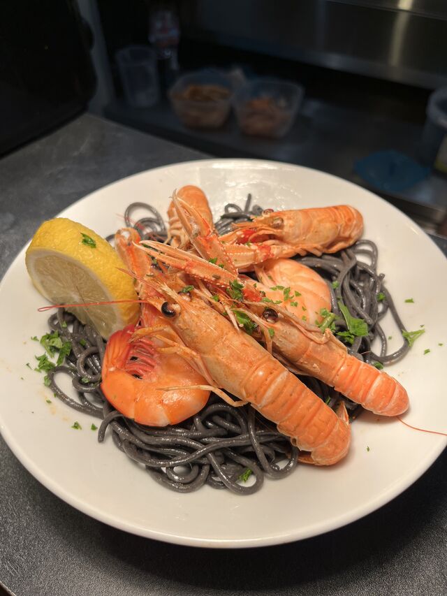 Plat Crevettes et Langoustine sur lit de Spaguettis à l'encre de seiche