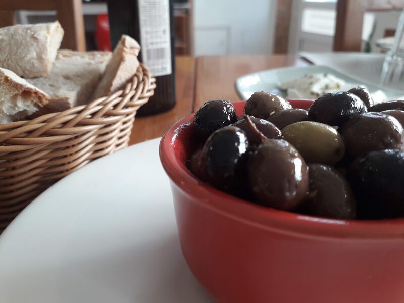 nada como iniciar as suas refeições com o nosso pão e azeitonas tradicional