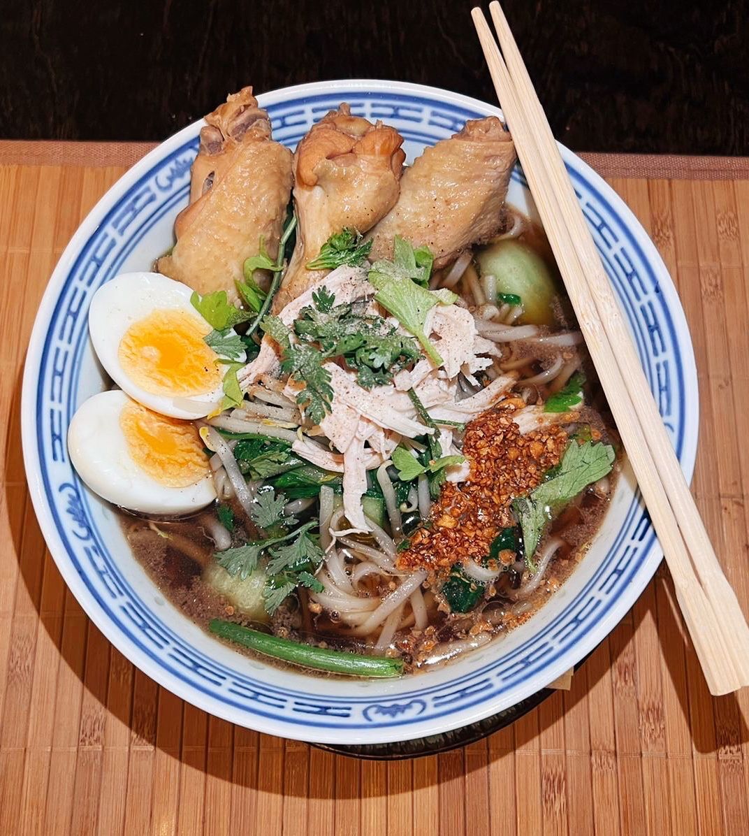 X7. Guay Teow Gai Tun
Reisnudelsuppe mit geschmortem Hähnchenflügel, Ei Wasserspinat und Sojasprossen in Hühnerfleischbrühe