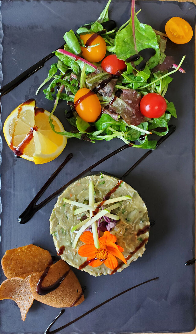 Émietté de tourteaux / Concombre /Avocat/ Chips de blé noir 8€