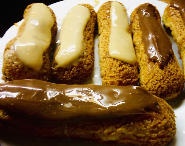 Éclairs croustillants
(Saveur chocolat ou caramel ou vanille ou café) 3€ pièce

