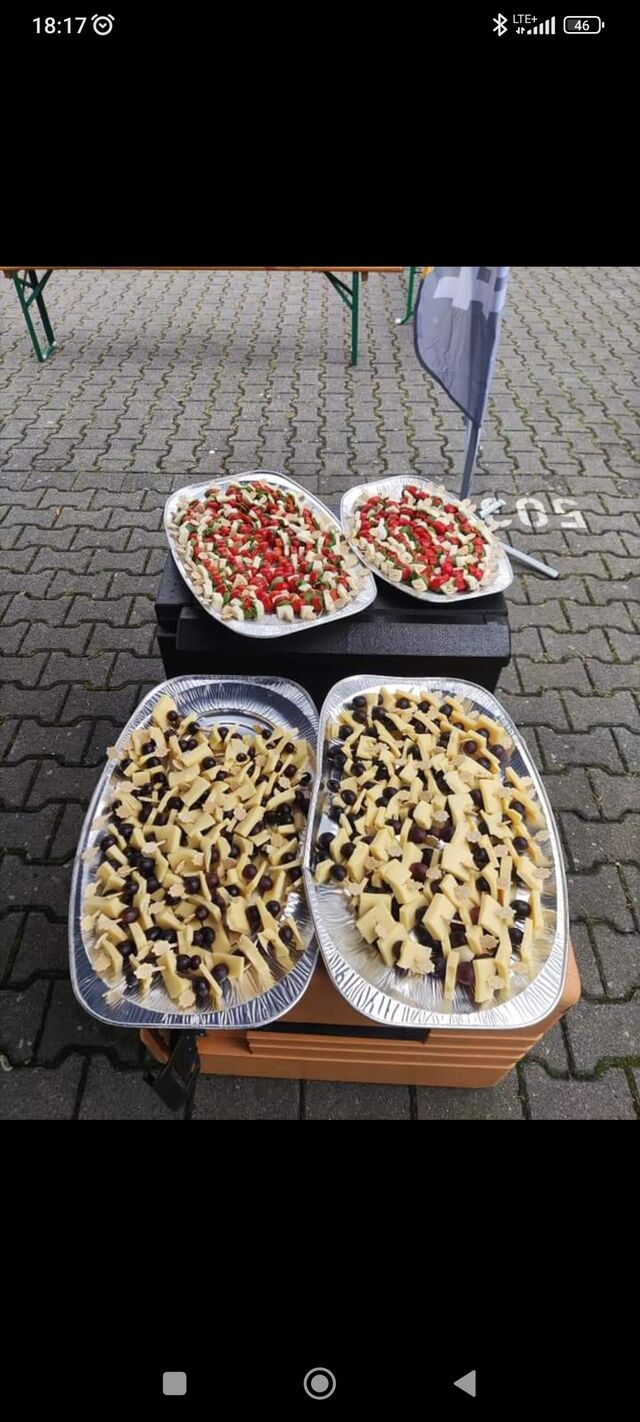 Vorspeise.. Tomate Mozzarella Platte und Käse Weintrauben spieße 