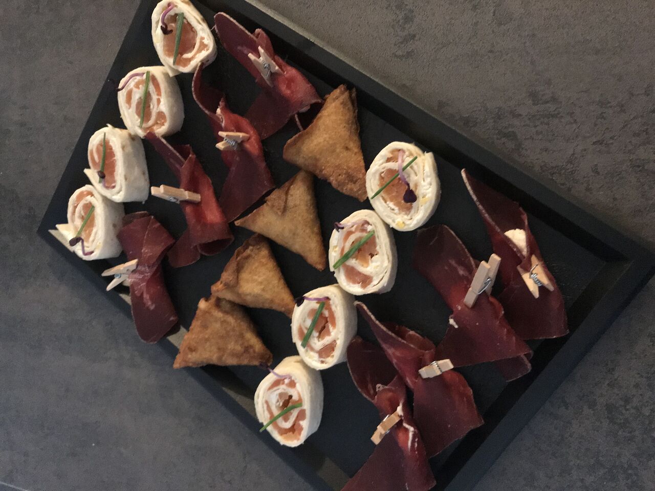 Pince de grison, wrap au saumon et samosa au canard et son citron confit