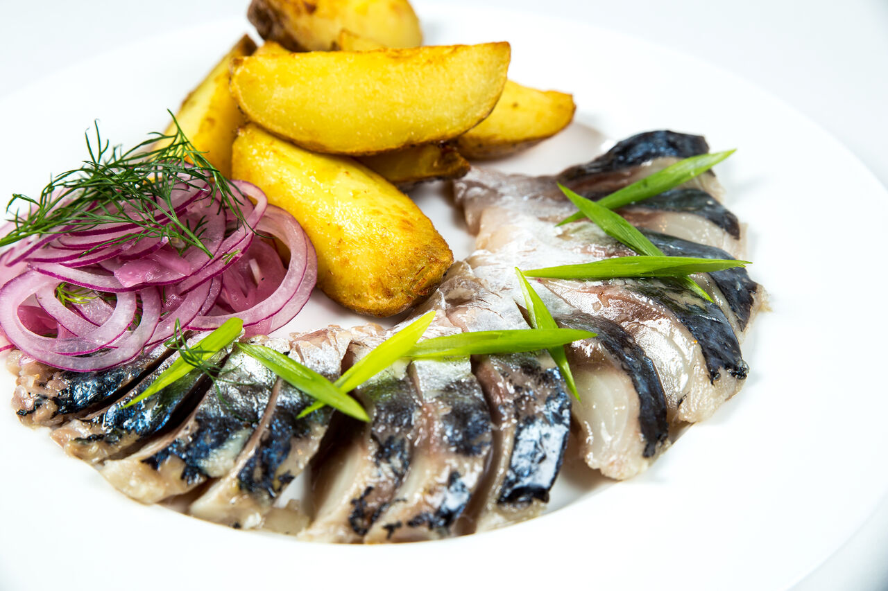 Скумбрія власного посолу з картоплею.