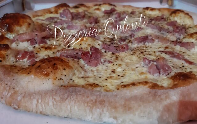 CARBONARA
panna, uovo, pecorino romano, pancetta a cubetti e pepe nero