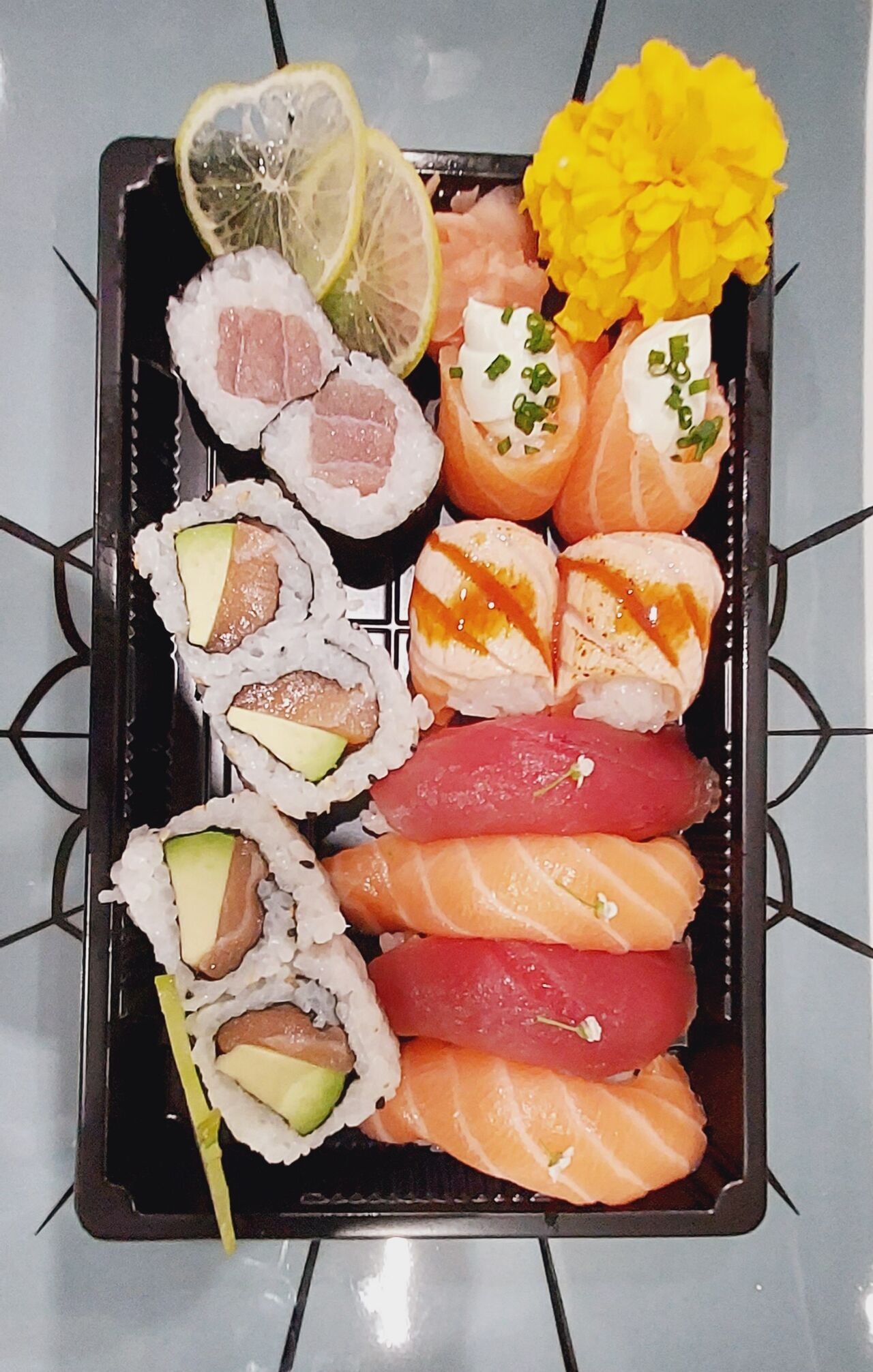 2 rinho - 2 sextou - 2 sushi thon - 2 sushi saumon - 2 maki Thon - 2 california saumon 