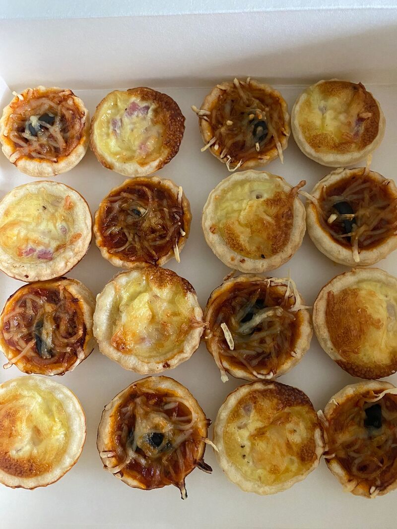 Mini quiches lardons ou truite fumée / Mini pizzas ( minimum 15) - 1,30€ pièce
