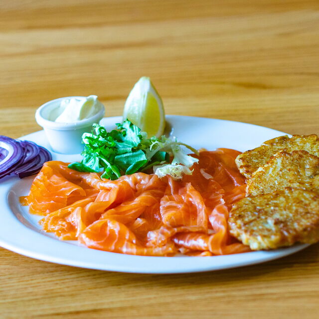 ASSIETTE DE SAUMON FUMÉ À LA RUSSE 