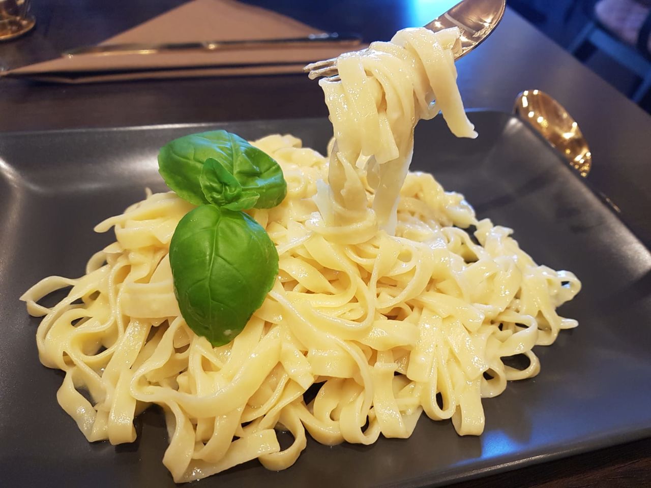 Bandnudeln aus dem Parmesanlaib 