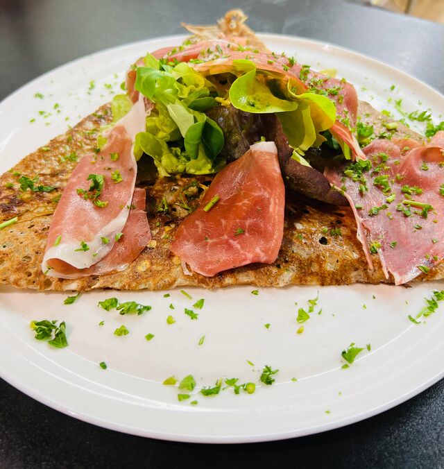 Galette Rhuys
Tome de Rhuys, Jambon de parme, Salade, Noix
