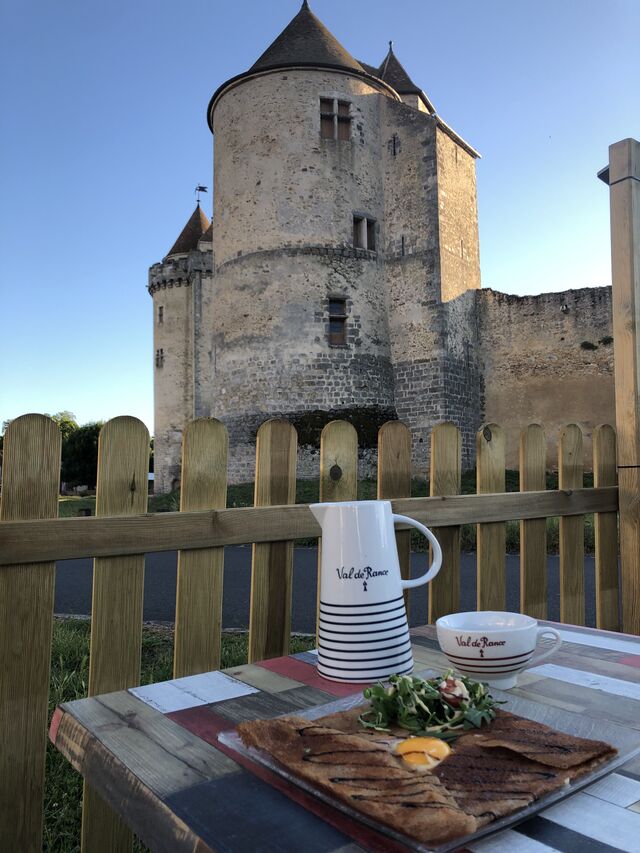 Venez déguster nos galettes et nos crêpes avec une bolet de cidre sur notre terrasse face au château de Blandy les Tours