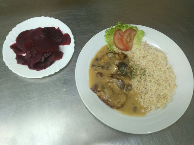 Naravni odrezak u umaku od gljiva, riža i salata