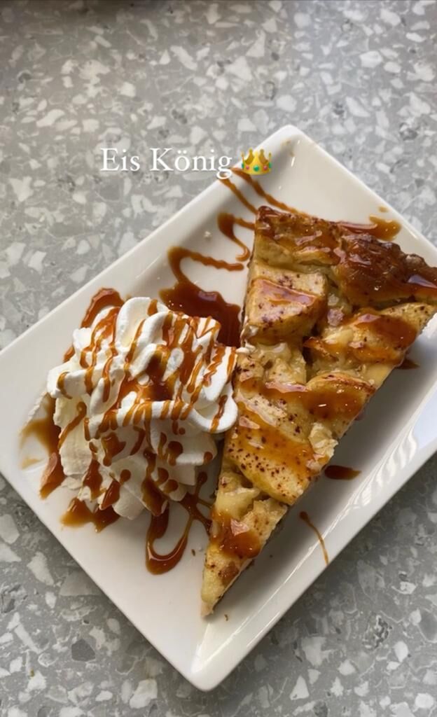 Apfelkuchen mit frischer Sahne & Karamellsauce