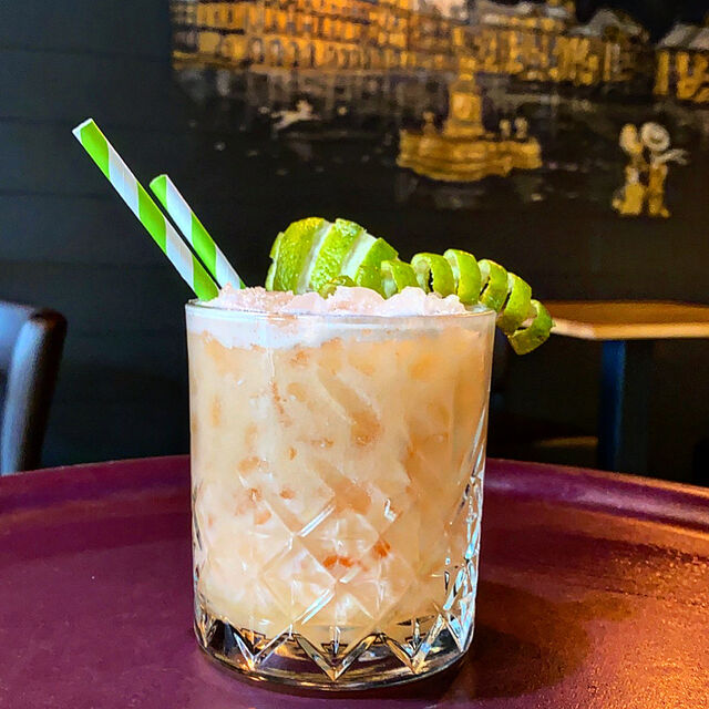 Hey Mambo ! :
Un subtile mélange entre l’amertume de l’Aperol, la chaleur de la Tequila et l’exotisme du mélange Coco/Ananas.