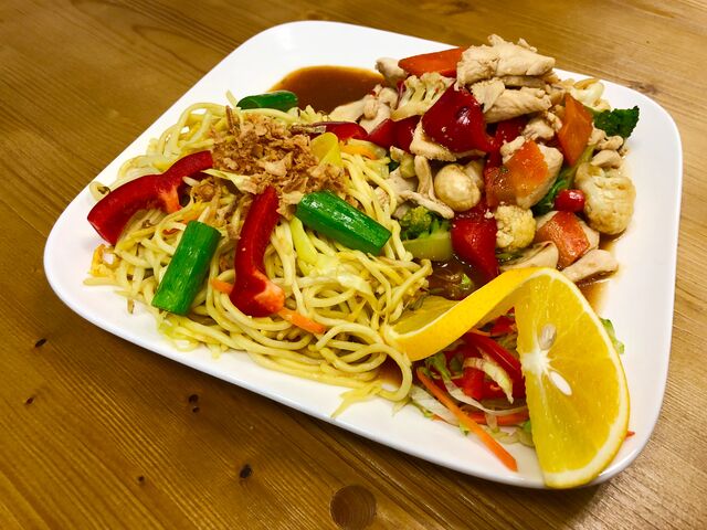 Zartes Hähnchen mit gebratenen Nudeln und frischem Gemüse