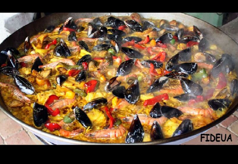 Fideua : Paëlla aux Pãtes tout au Poissons servie avec un AÏOLI maison