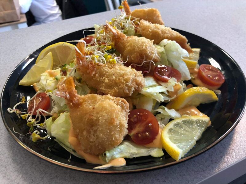 Oprócz typowych przekąsek podajemy także nasze autorskie sałatki. Tylko u nas znajdziesz wszystko w jednym miejscu. Zapraszamy!
