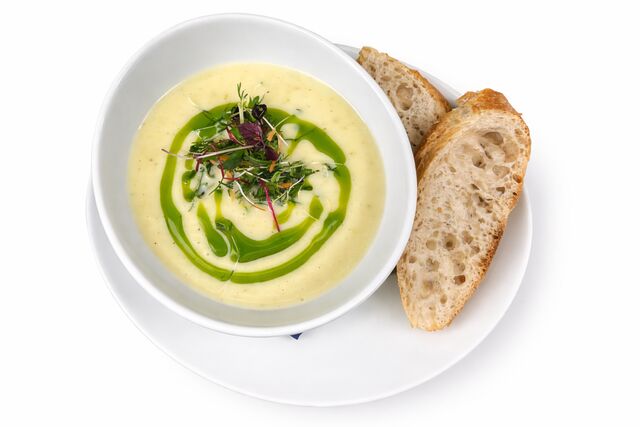 Kartoffelcremesuppe mit Kräuteröl und Baguette