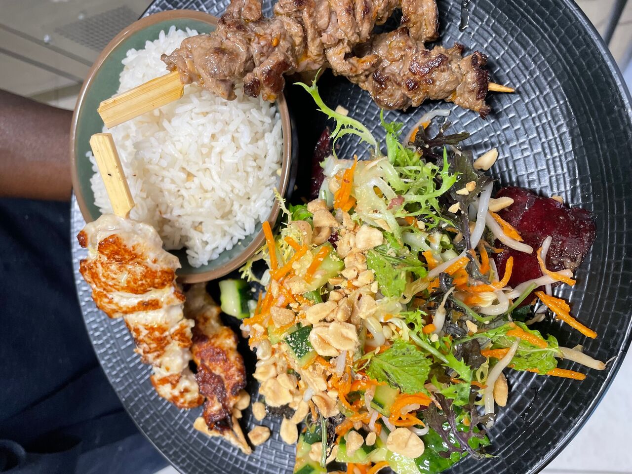 Brochette de boeuf et poulet salade