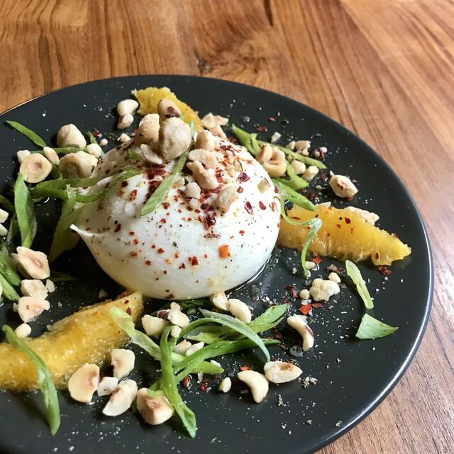Burrata, oranges et noisettes - Mars 2022
(Restaurant Nossa, Pizzeria & Bar à vin à Sète)