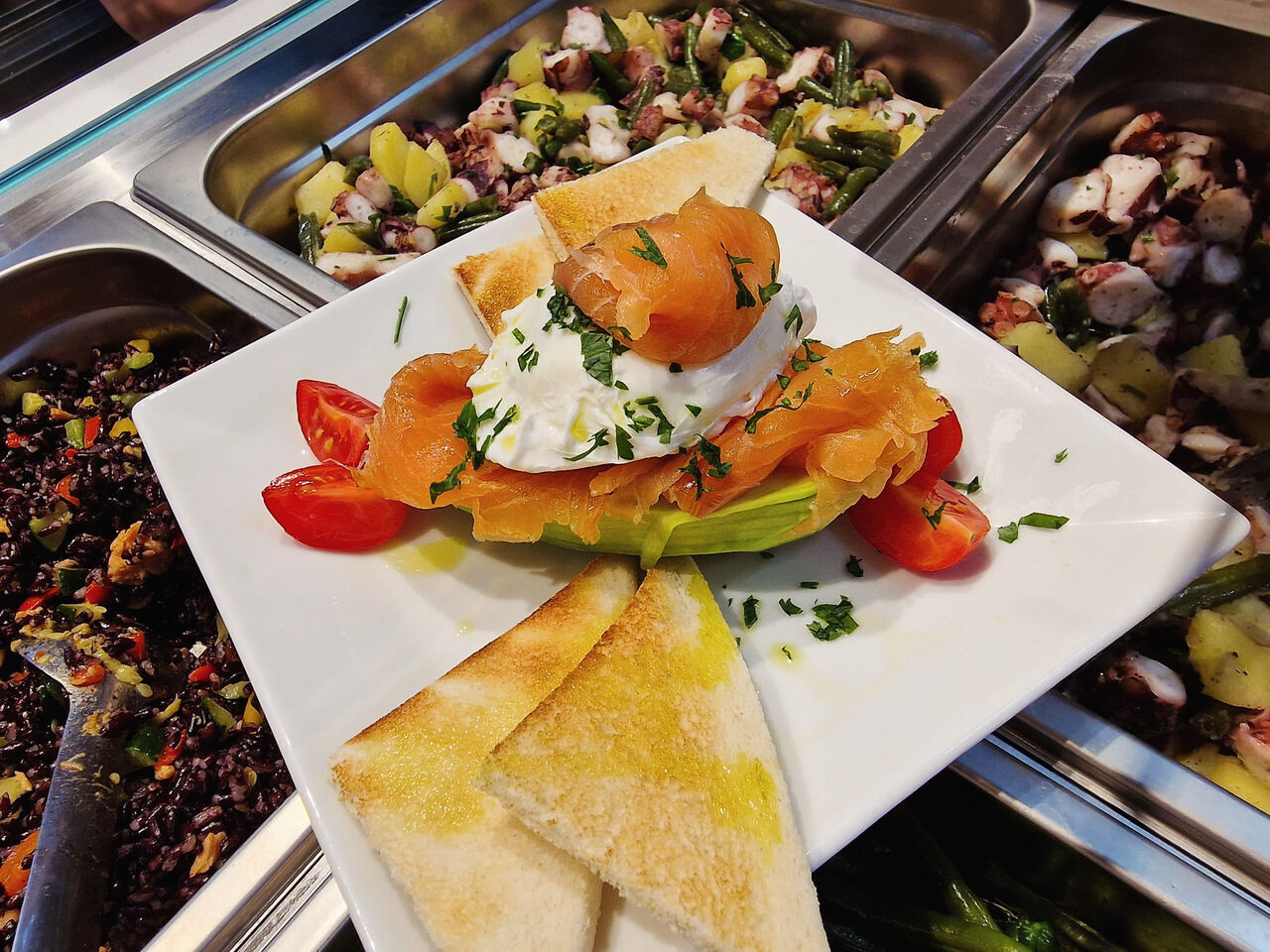 Avvocato con salmone e uova in camicia