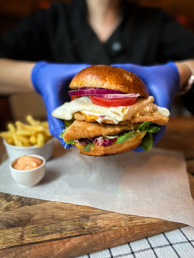 Polski burger wielki jak stodoła.