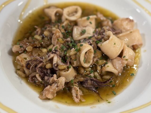 Calamar salteado con piñones y cebolla caramelizada 