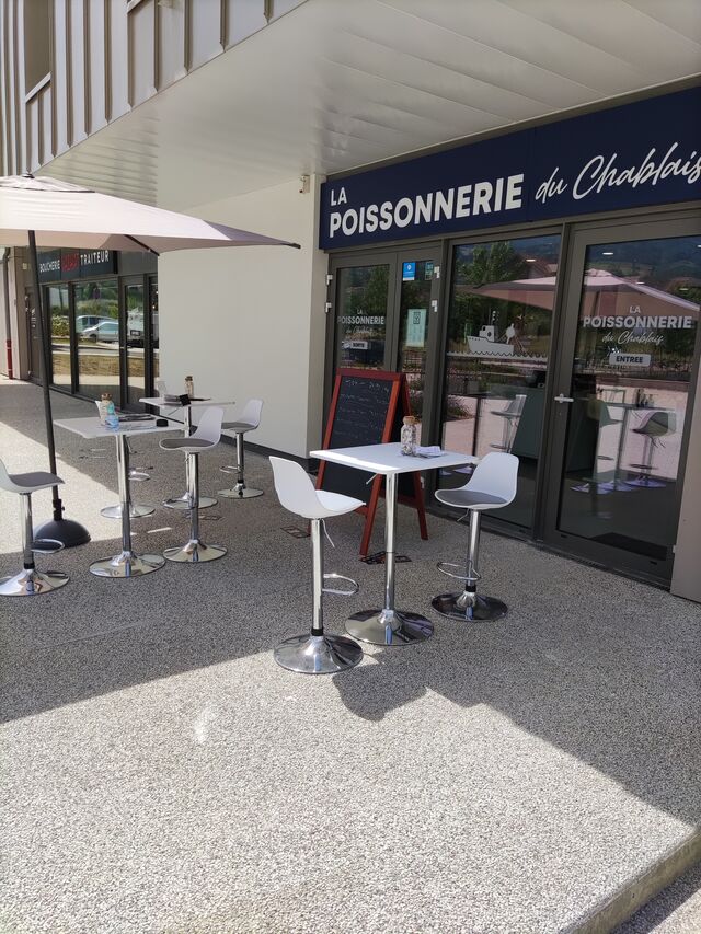 Terrasse pour partager un bon moment autour d'un plateau d'huîtres ou de fruit de mer accompagné de son verre de vin blanc 