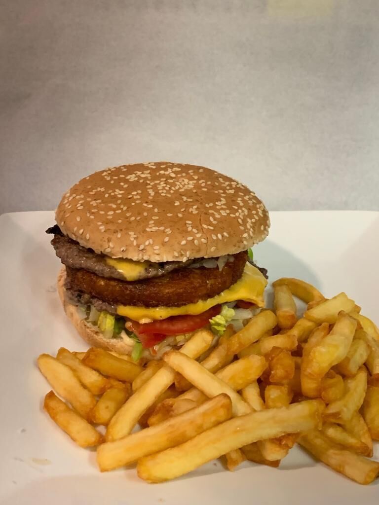 Double cheese frites 7.50 €2 steak haché plus de fromage salade tomates oignons
