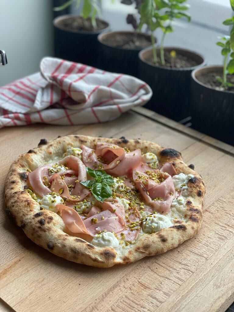 Pizza mortadella e pistacchio 39 lei