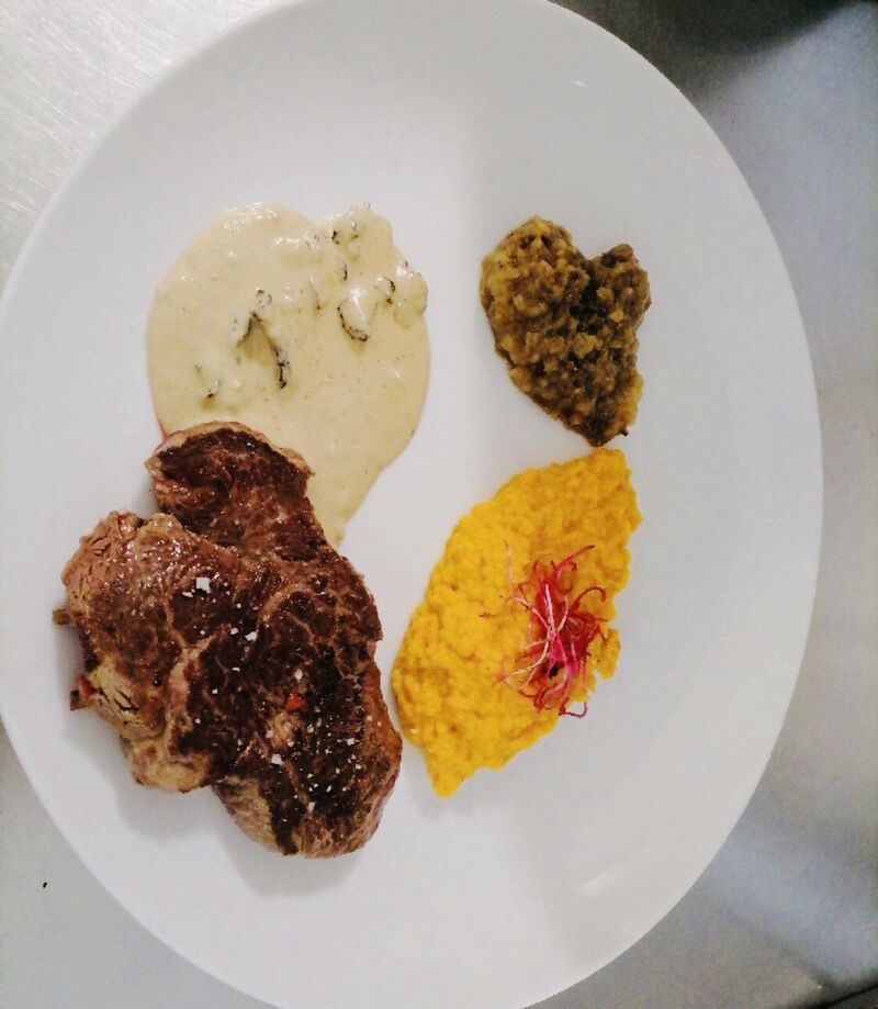 Filet de boeuf sauce au cèpes et crème de carottes à l'orange