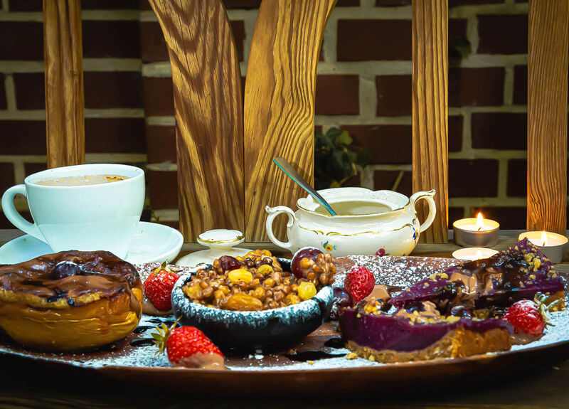 DESSERTPLATTE FÜR 2 PERSONEN - aus 3 verschiedenen Süßspeisen ( Gebratene Quitte, Korkoti, Pelamushi)