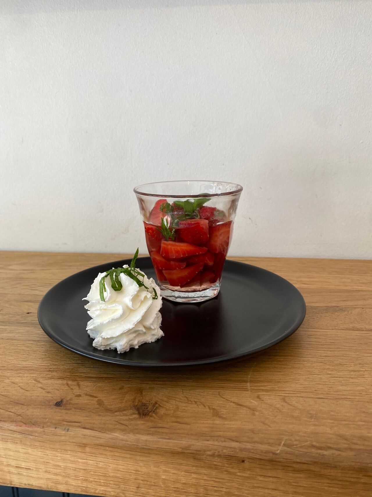 Soupe de fraises au basilic et chantilly maison 