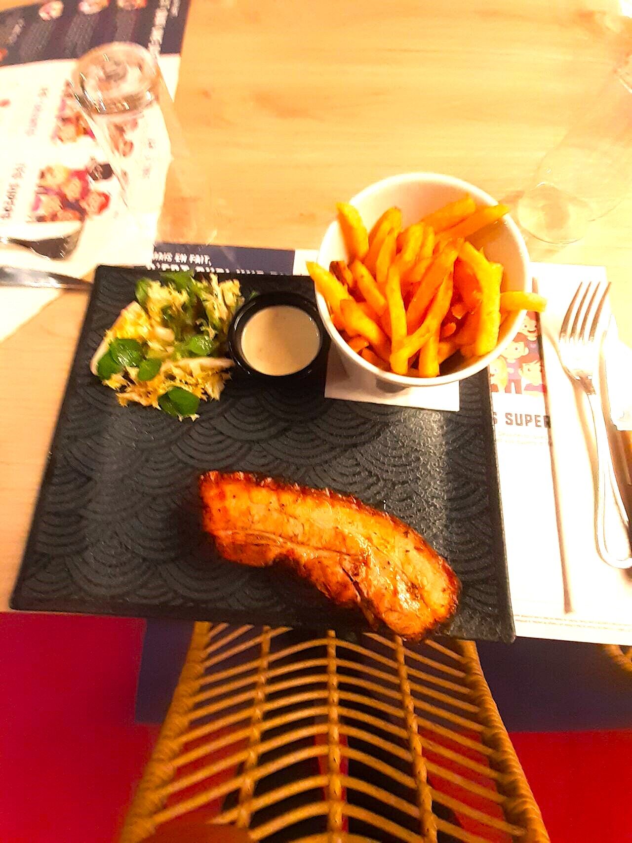 Poitrine de Porc, Frites Fraîches et Sauce Roquefort